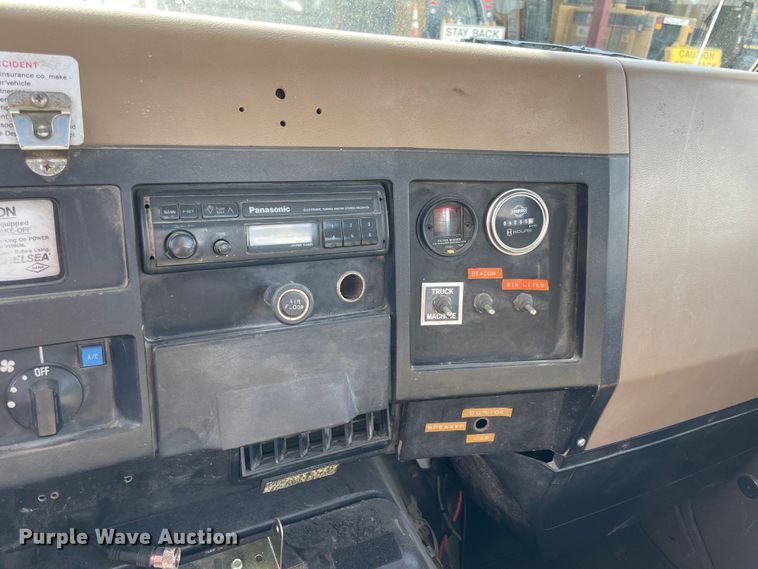 image for item II9329 1991 International 4900  crane truck