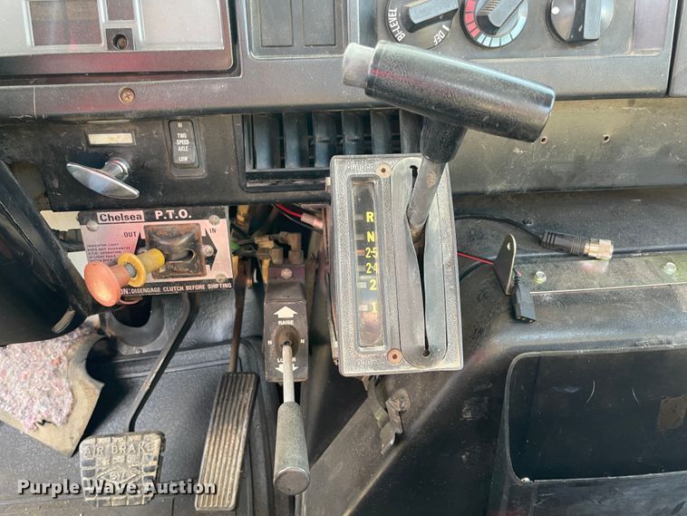 image for item II9329 1991 International 4900  crane truck