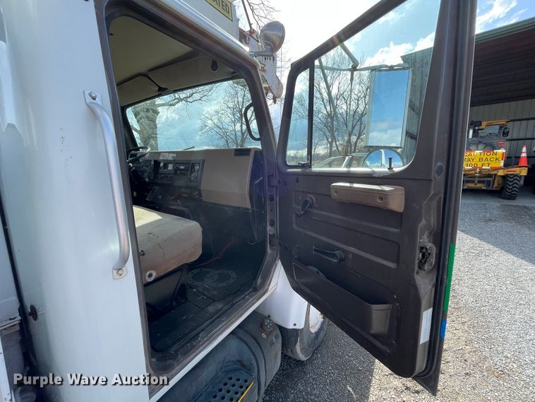 image for item II9329 1991 International 4900  crane truck