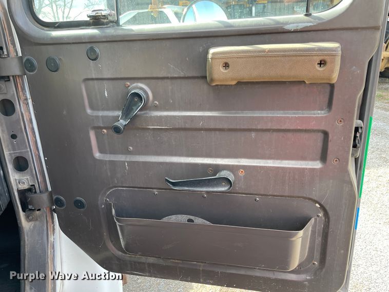 image for item II9329 1991 International 4900  crane truck