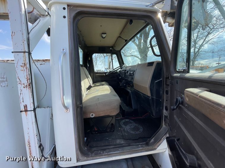 image for item II9329 1991 International 4900  crane truck