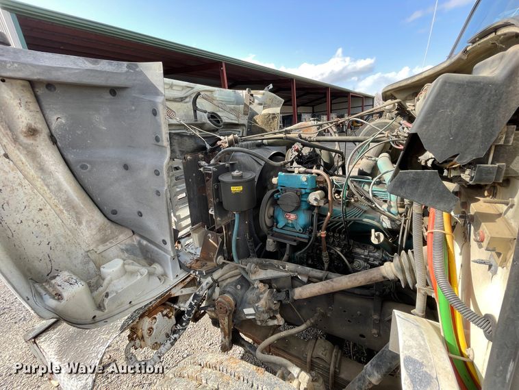 image for item II9329 1991 International 4900  crane truck