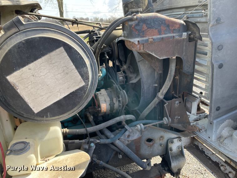 image for item II9329 1991 International 4900  crane truck