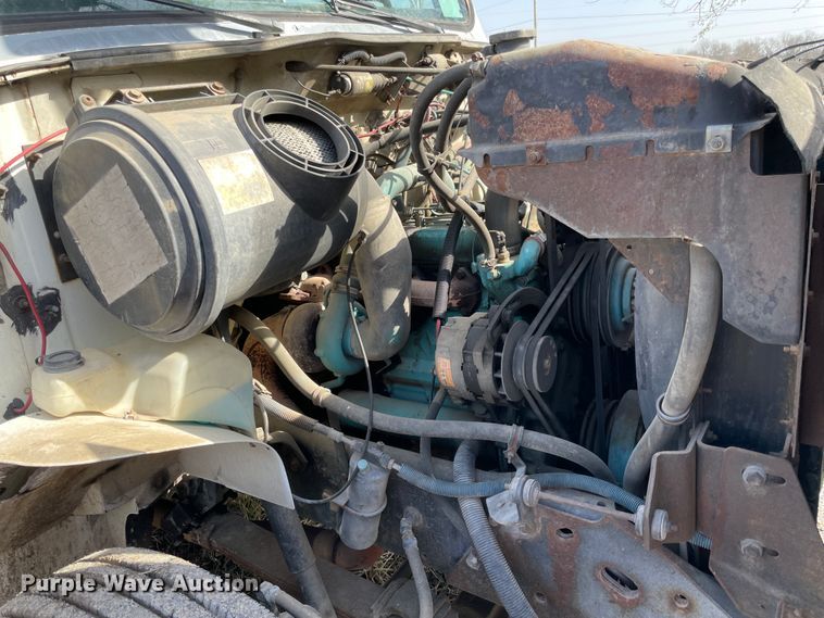 image for item II9329 1991 International 4900  crane truck