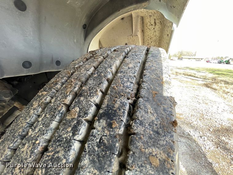 image for item II9329 1991 International 4900  crane truck