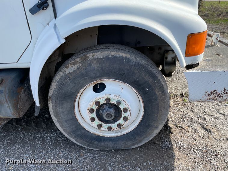 image for item II9329 1991 International 4900  crane truck