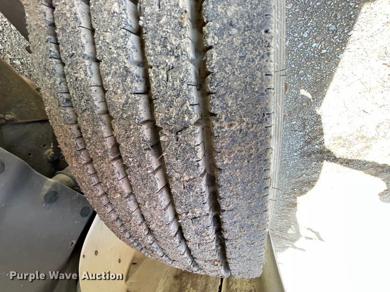 image for item II9329 1991 International 4900  crane truck