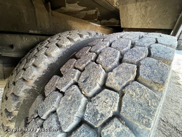 image for item II9329 1991 International 4900  crane truck