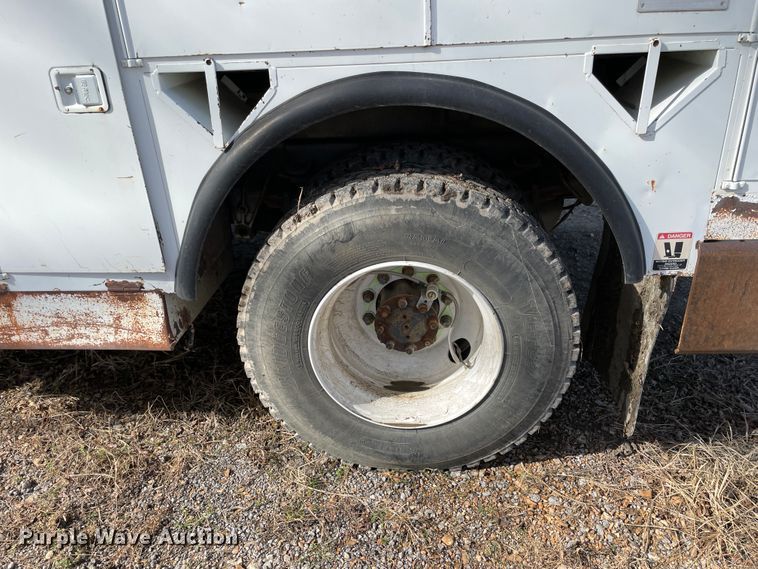 image for item II9329 1991 International 4900  crane truck