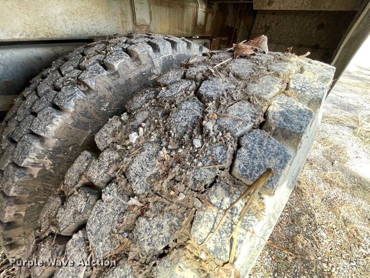 image for item II9329 1991 International 4900  crane truck