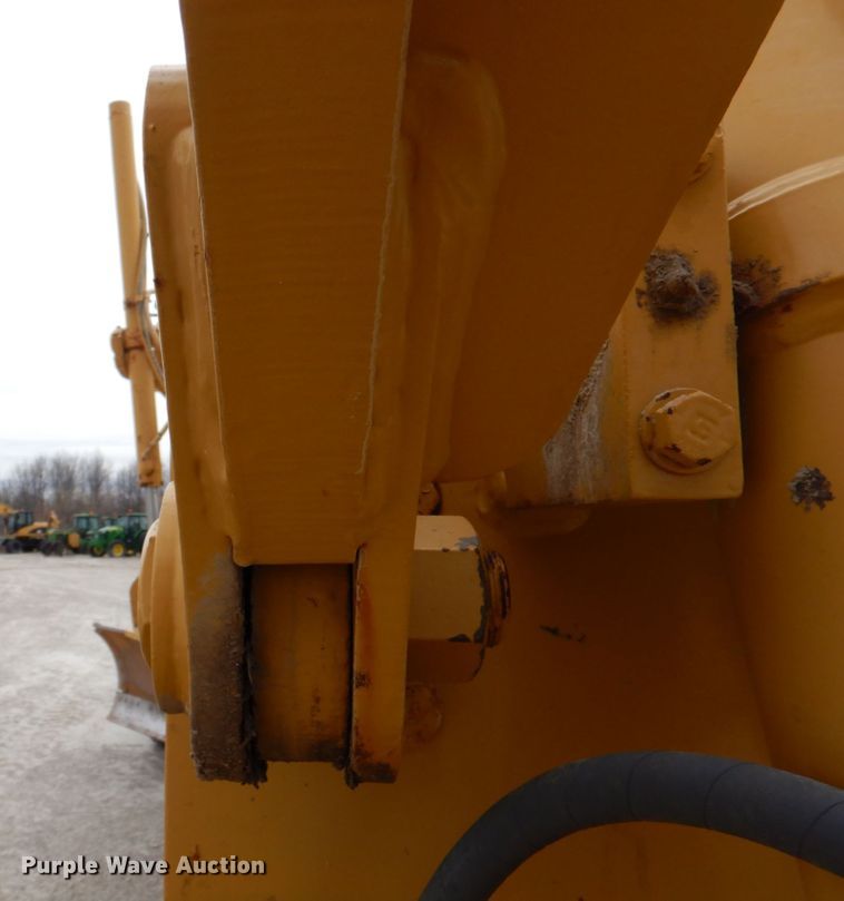 image for item II9868 2001 Caterpillar 140H  motor grader