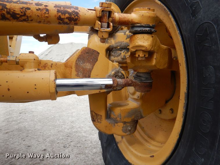 image for item II9868 2001 Caterpillar 140H  motor grader