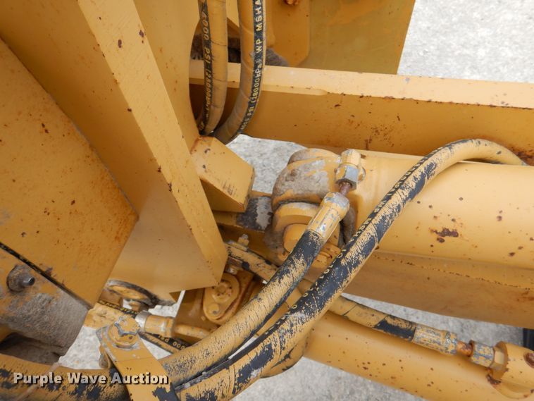 image for item II9868 2001 Caterpillar 140H  motor grader