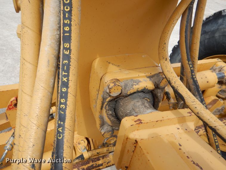 image for item II9868 2001 Caterpillar 140H  motor grader