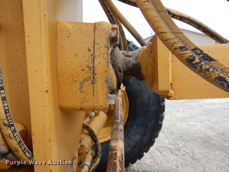 image for item II9868 2001 Caterpillar 140H  motor grader