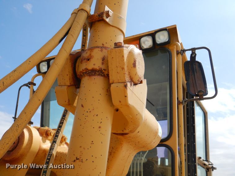 image for item II9868 2001 Caterpillar 140H  motor grader