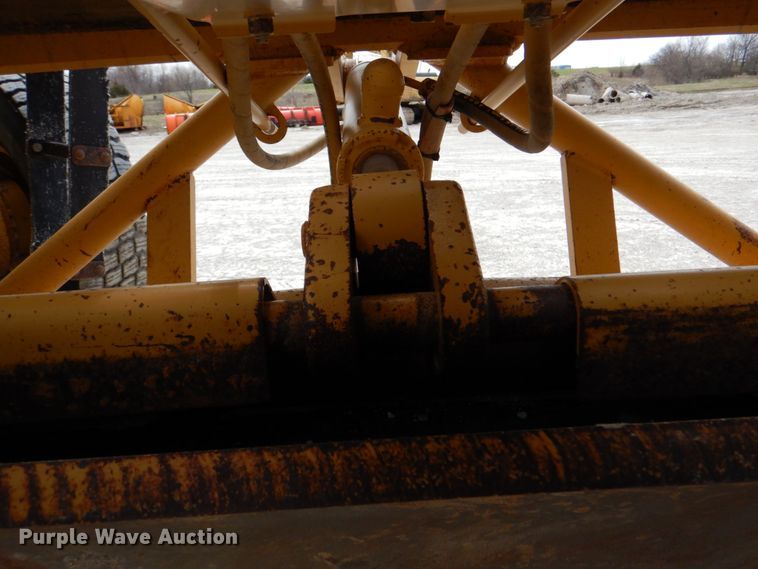 image for item II9868 2001 Caterpillar 140H  motor grader