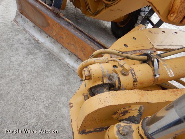 image for item II9868 2001 Caterpillar 140H  motor grader