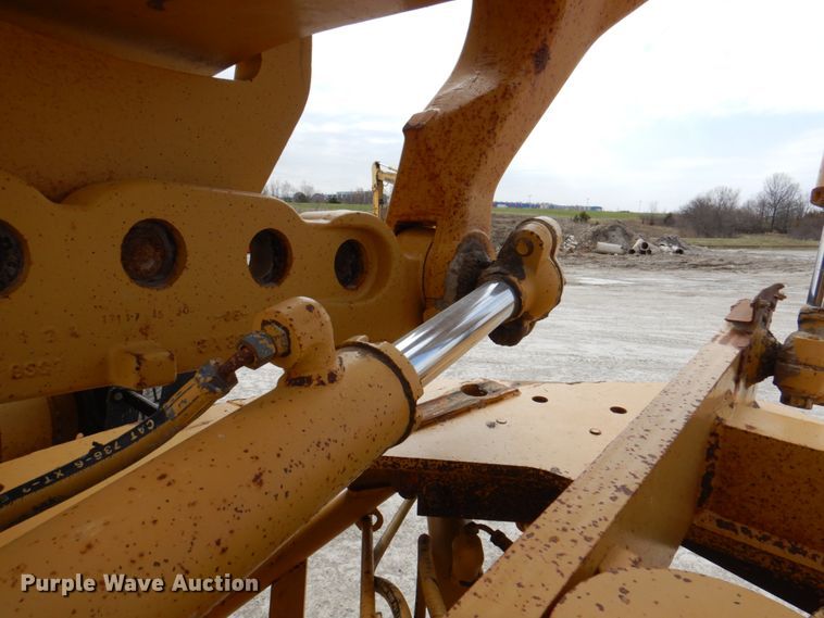 image for item II9868 2001 Caterpillar 140H  motor grader