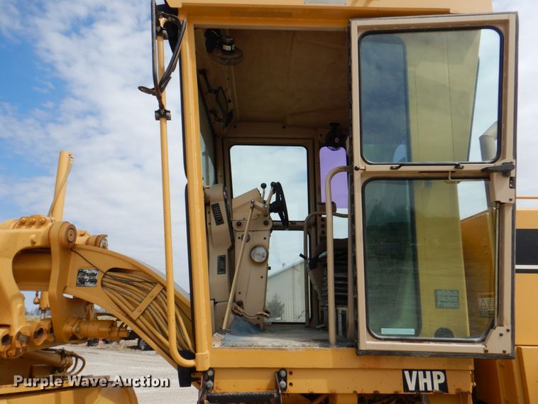 image for item II9868 2001 Caterpillar 140H  motor grader