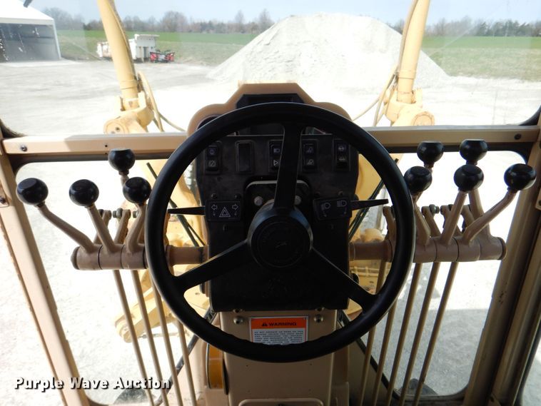 image for item II9868 2001 Caterpillar 140H  motor grader