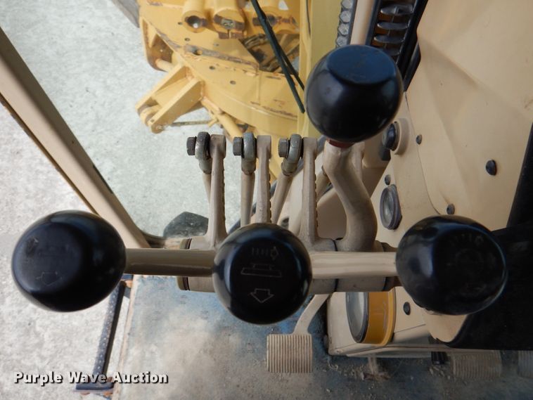 image for item II9868 2001 Caterpillar 140H  motor grader