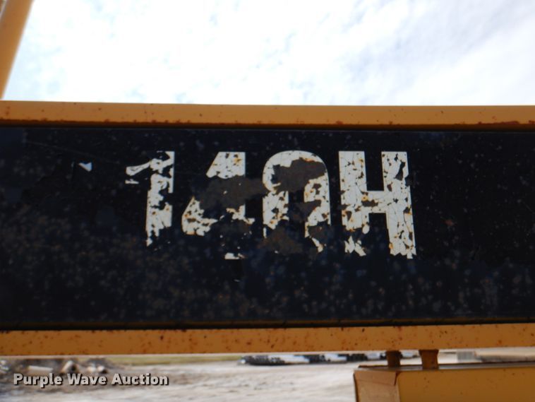 image for item II9868 2001 Caterpillar 140H  motor grader