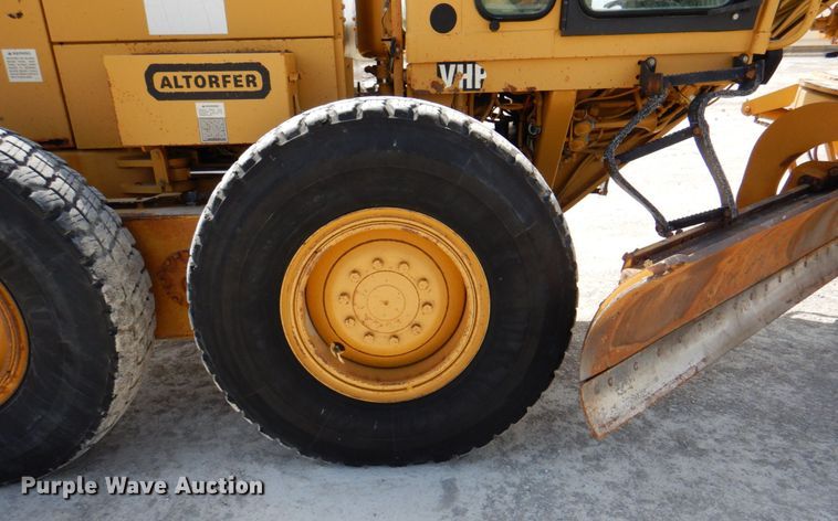 image for item II9868 2001 Caterpillar 140H  motor grader