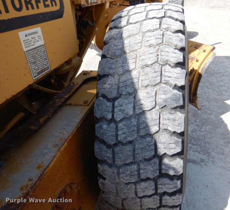 image for item II9868 2001 Caterpillar 140H  motor grader