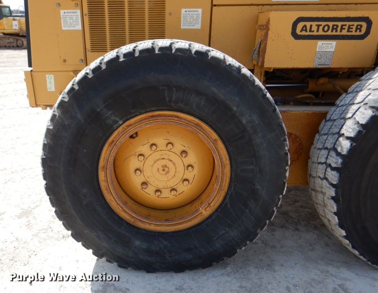 image for item II9868 2001 Caterpillar 140H  motor grader