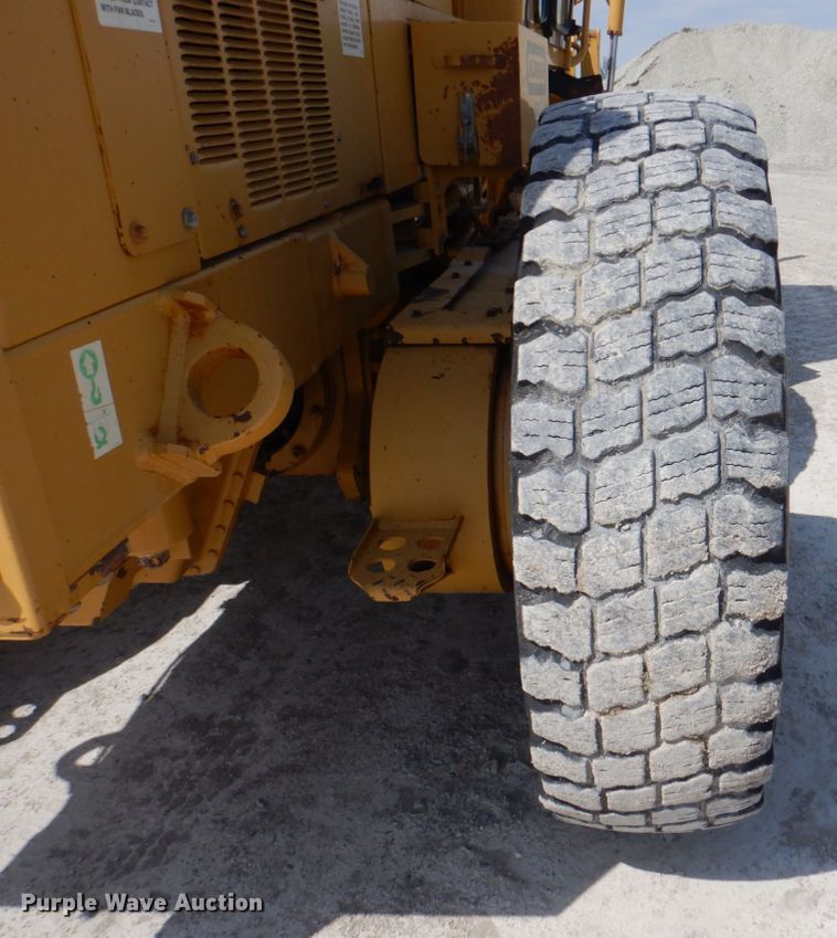 image for item II9868 2001 Caterpillar 140H  motor grader