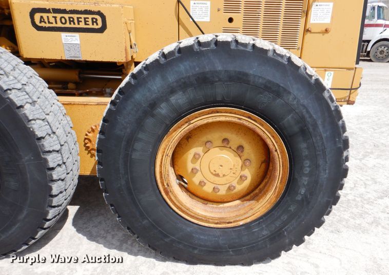 image for item II9868 2001 Caterpillar 140H  motor grader