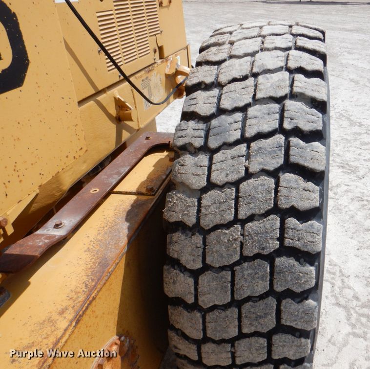 image for item II9868 2001 Caterpillar 140H  motor grader