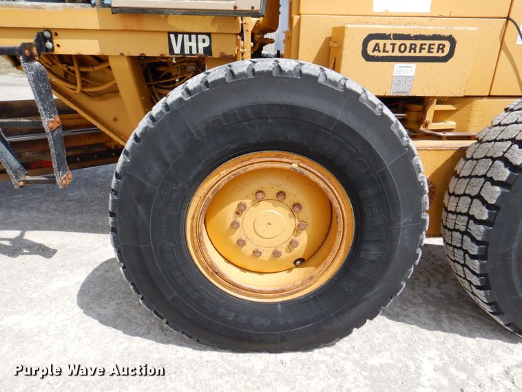 image for item II9868 2001 Caterpillar 140H  motor grader