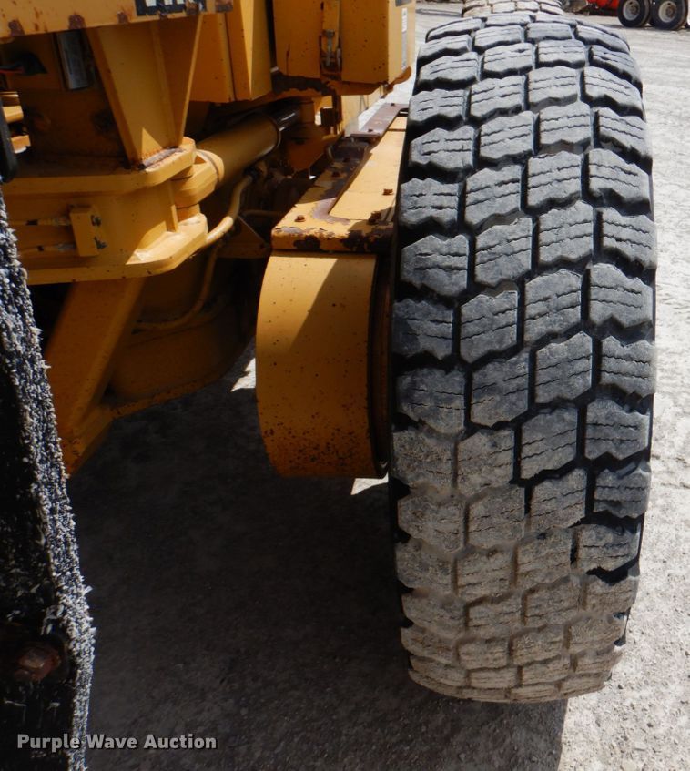 image for item II9868 2001 Caterpillar 140H  motor grader