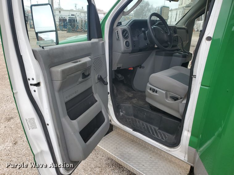 image for item IL9049 2012 Ford E450  shuttle bus