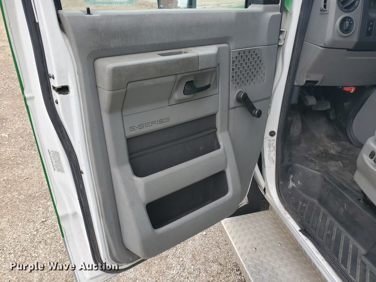 image for item IL9049 2012 Ford E450  shuttle bus