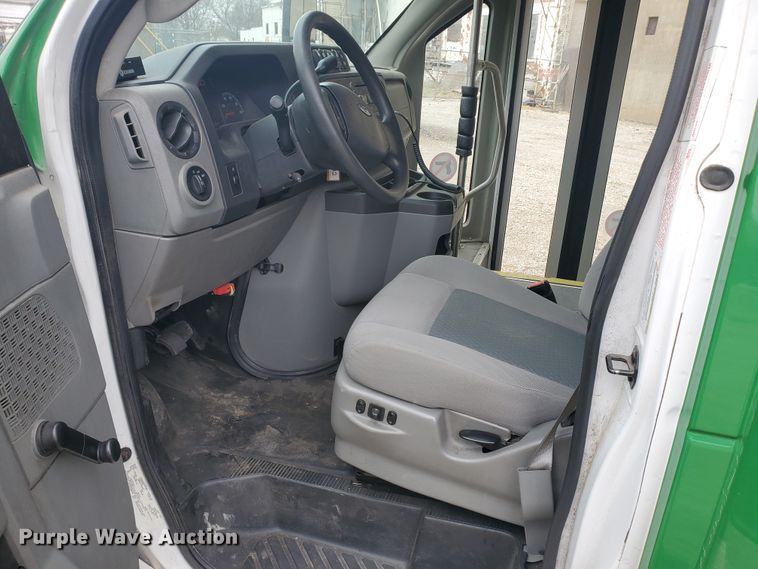 image for item IL9049 2012 Ford E450  shuttle bus