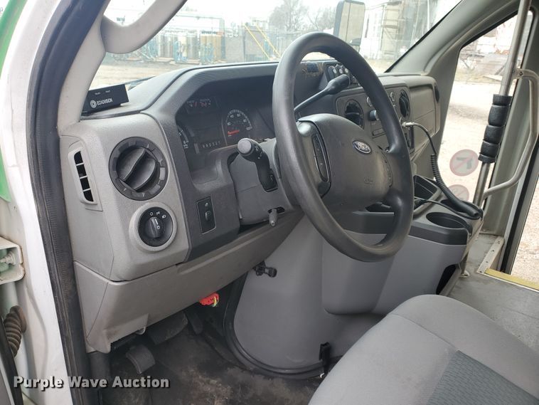 image for item IL9049 2012 Ford E450  shuttle bus