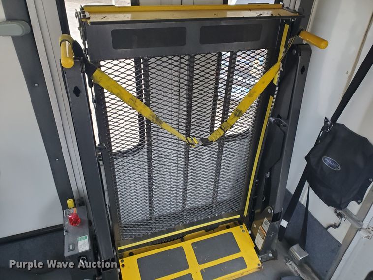 image for item IL9049 2012 Ford E450  shuttle bus