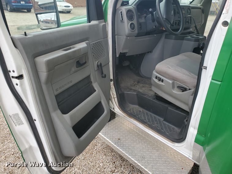 image for item IL9050 2012 Ford E450  shuttle bus