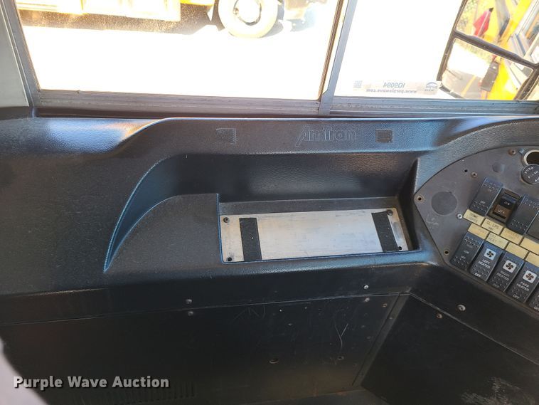 image for item IQ9094 1999 International 3800  school bus