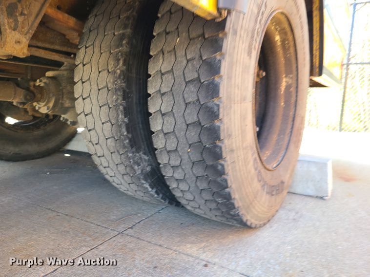 image for item IQ9094 1999 International 3800  school bus