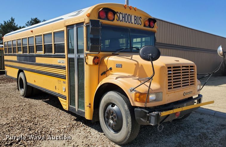 image for item IX9035 2001 International 3800  school bus