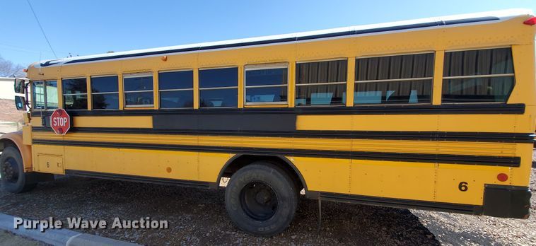 image for item IX9035 2001 International 3800  school bus