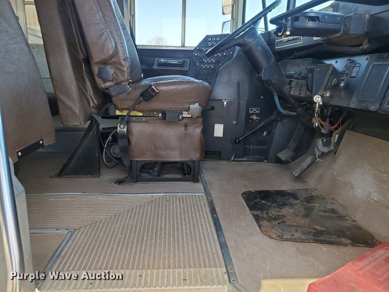 image for item IX9035 2001 International 3800  school bus