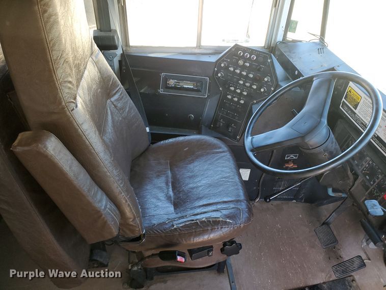 image for item IX9035 2001 International 3800  school bus