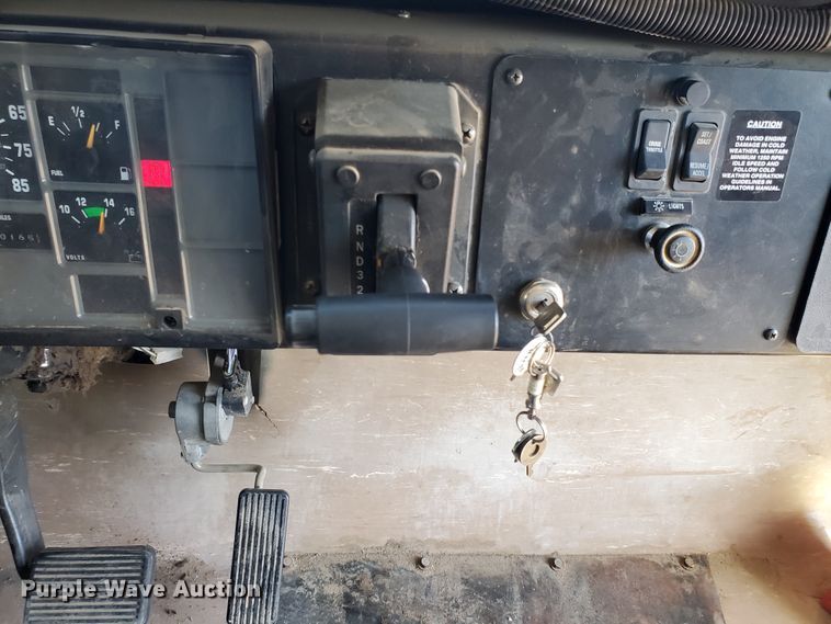 image for item IX9035 2001 International 3800  school bus