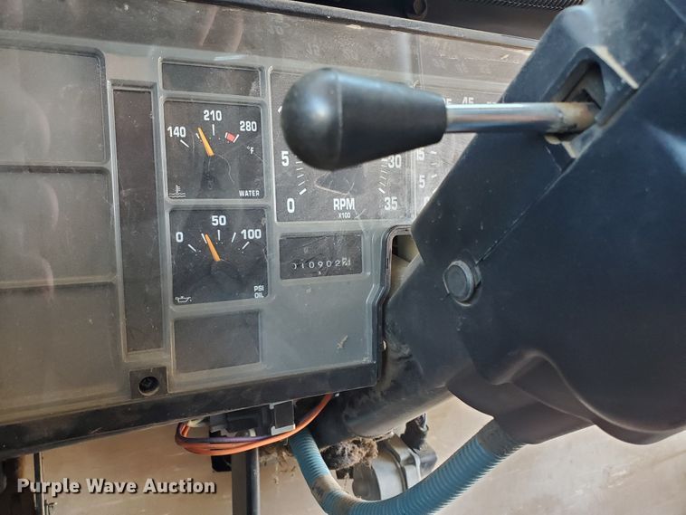 image for item IX9035 2001 International 3800  school bus