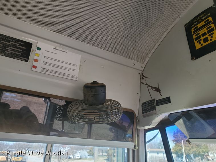 image for item IX9035 2001 International 3800  school bus